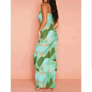 Pretty Little Thing Plus Green Abstract Print Plisse Strappy Maxi Dress Pleated